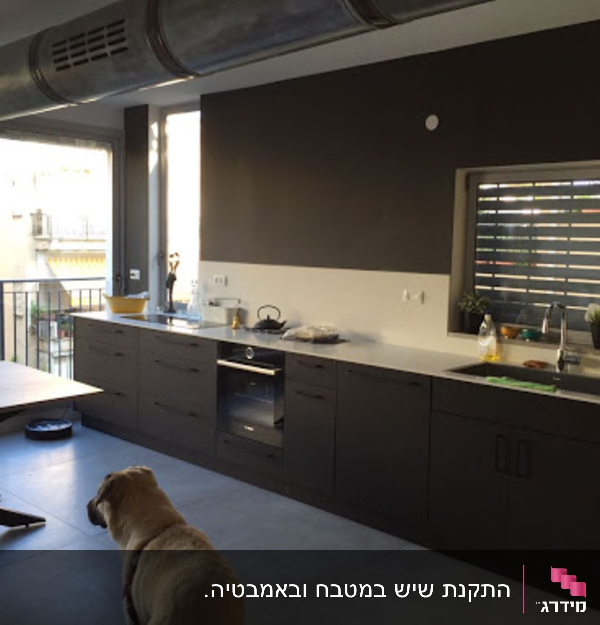 מטבח מודרני עם משטח שיש לבן